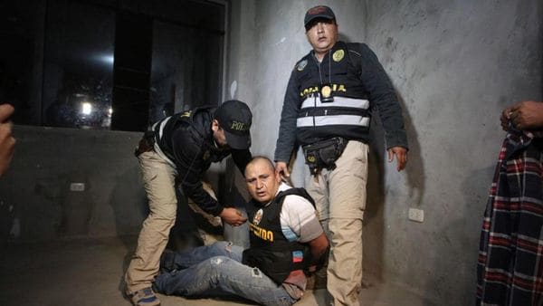PERÚ: detuvieron a 21 policÃas que integraban una banda criminal